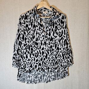 Umgee Leopard Grey Black Animal Print Long Sleeve V-Neck Tunic Blouse Raw Hem S